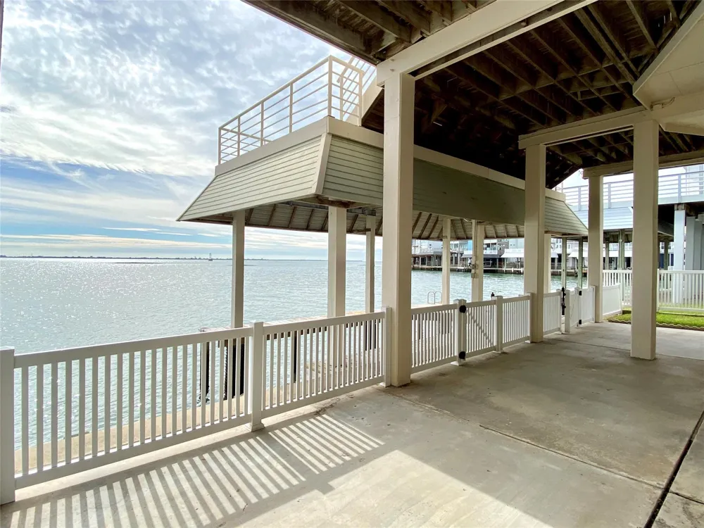 919 Long Reach Drive Tiki Island, TX 77554