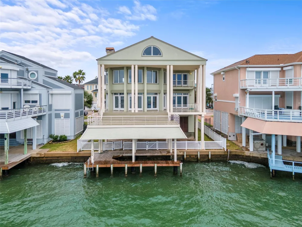 919 Long Reach Drive Tiki Island, TX 77554