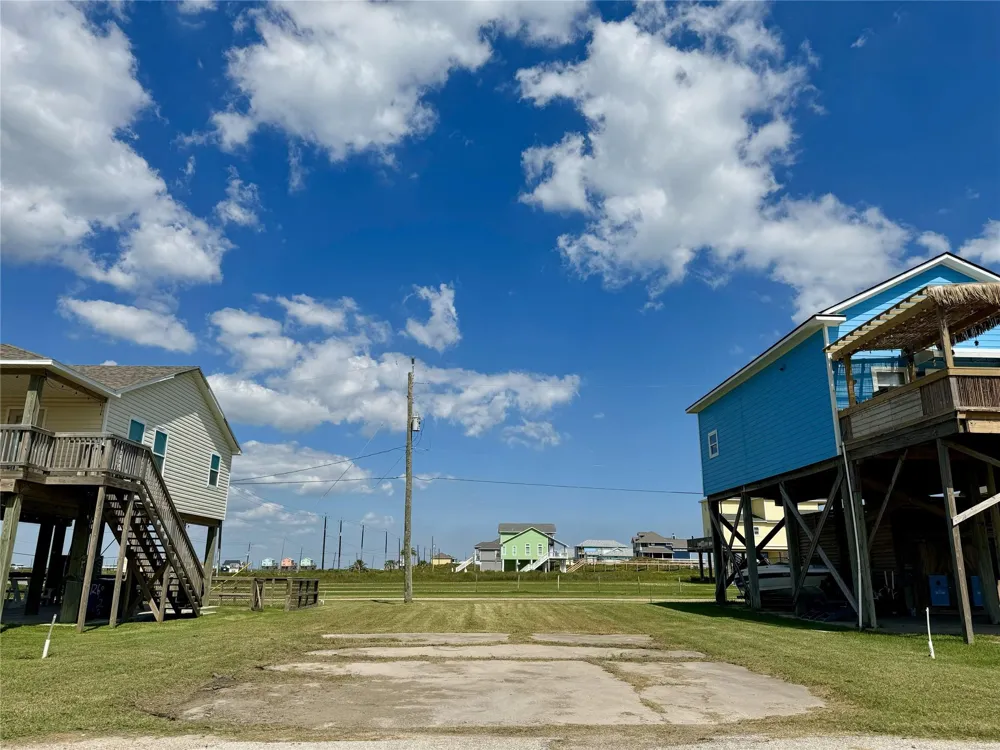 118 Nesmith Place Surfside Beach, TX 77541