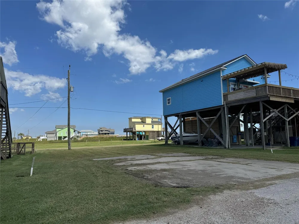 118 Nesmith Place Surfside Beach, TX 77541