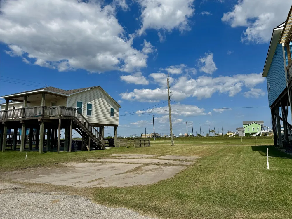 118 Nesmith Place Surfside Beach, TX 77541