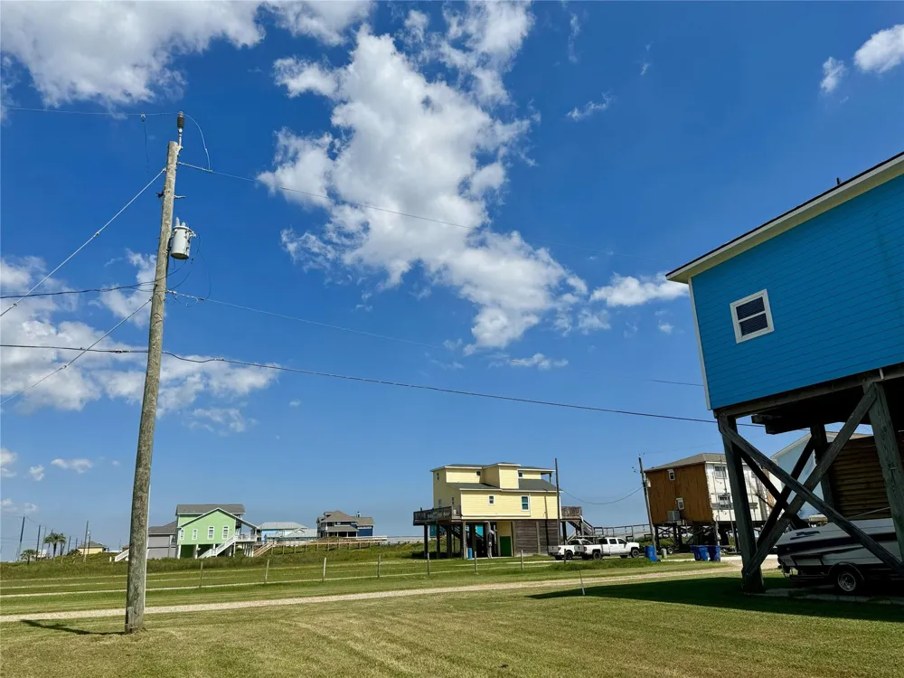 118 Nesmith Place Surfside Beach, TX 77541