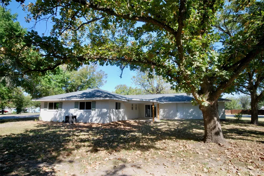 316 N Penn Flatonia, TX 78941
