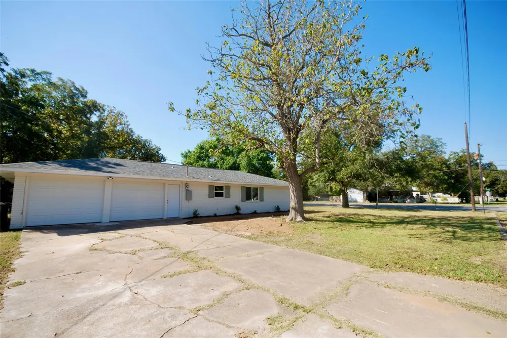 316 N Penn Flatonia, TX 78941