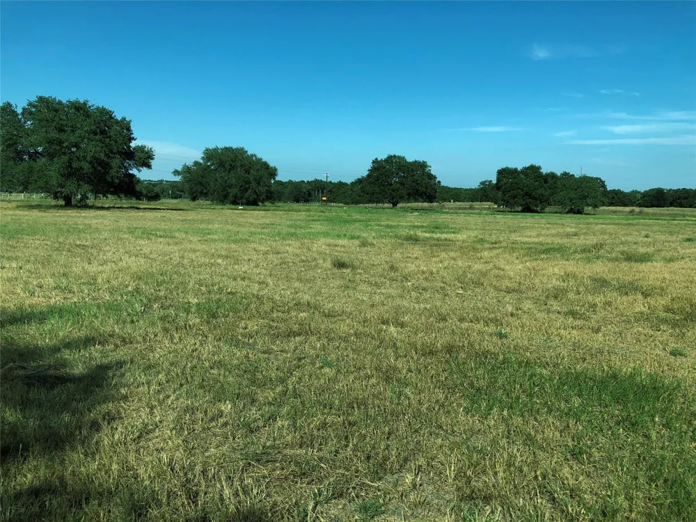3 Pvt 1671 Hallettsville, TX 77964