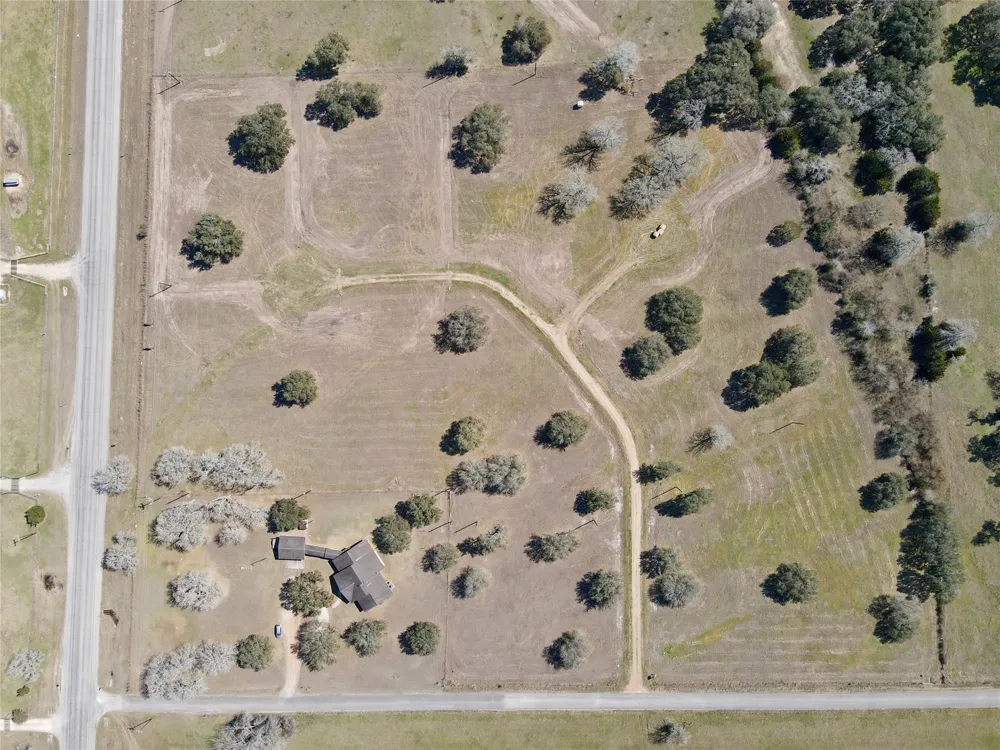 3 Pvt 1671 Hallettsville, TX 77964