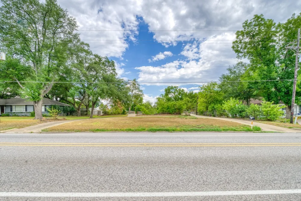918 E Main Street Madisonville, TX 77864