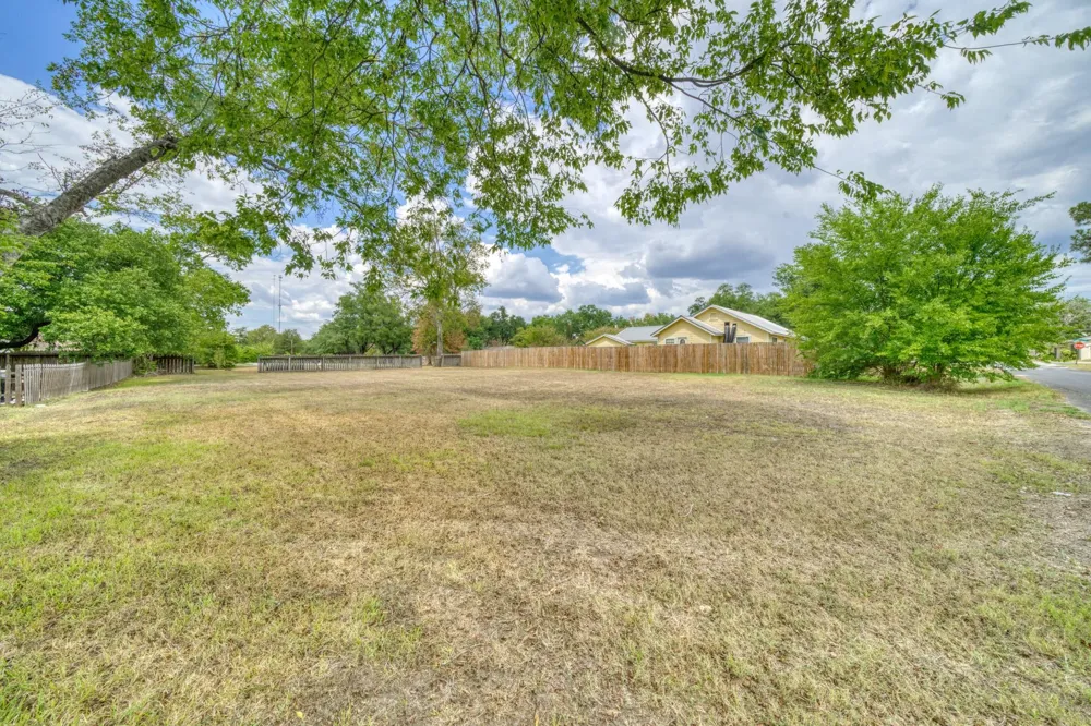 918 E Main Street Madisonville, TX 77864