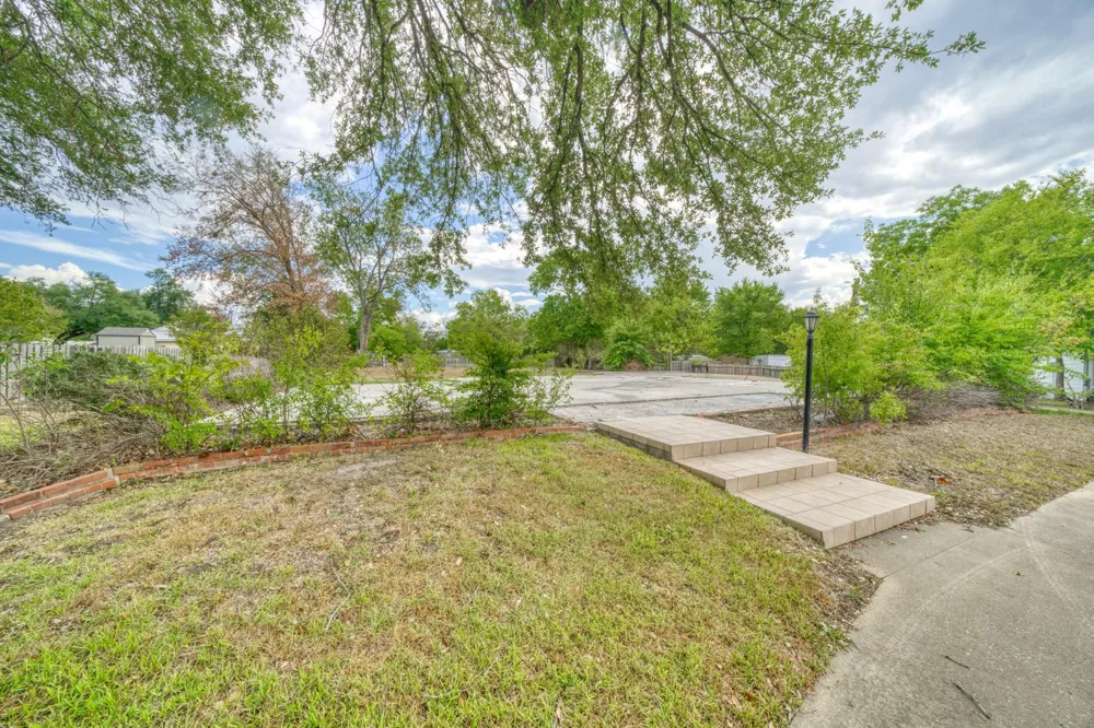 918 E Main Street Madisonville, TX 77864