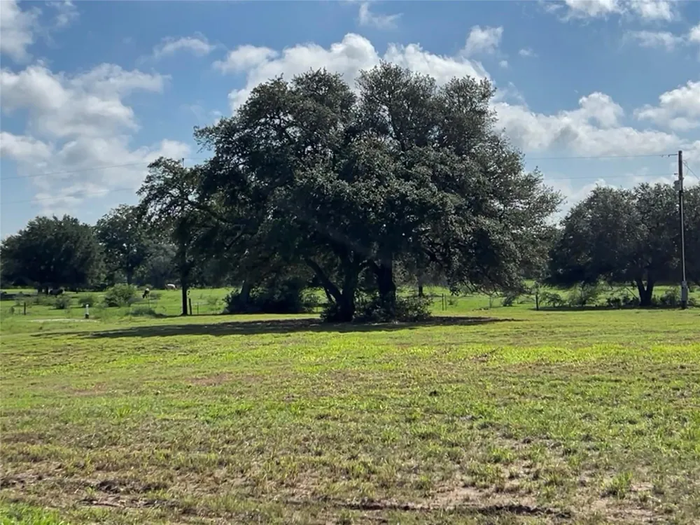 7 Pvt 1672 Hallettsville, TX 77964