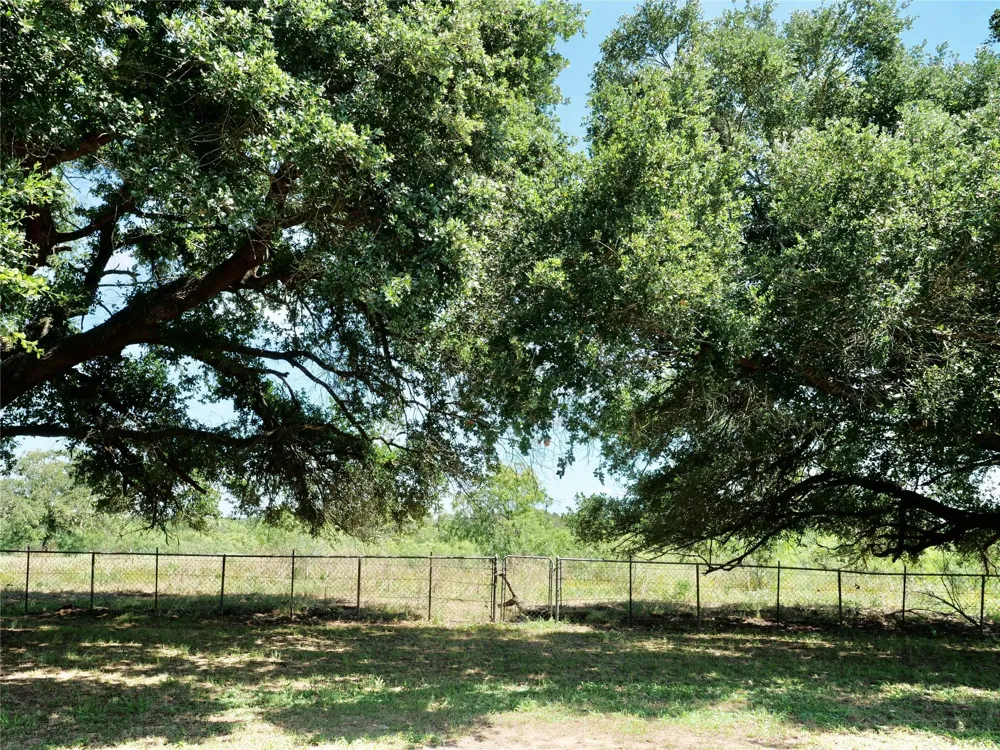 4410 Farm To Market 1115 Flatonia, TX 78959