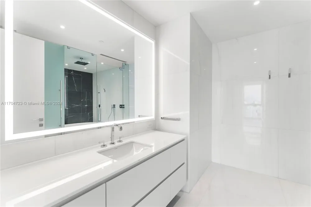 300 Biscayne Blvd Way #5209 Miami, FL 33131