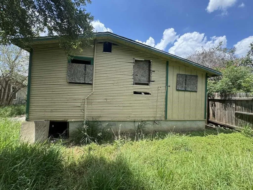 1443 Saenz San Antonio, TX 78214