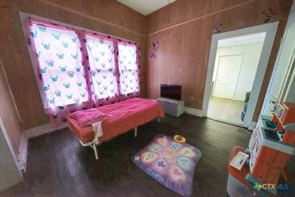 107 S Crockett Cameron, TX 76520