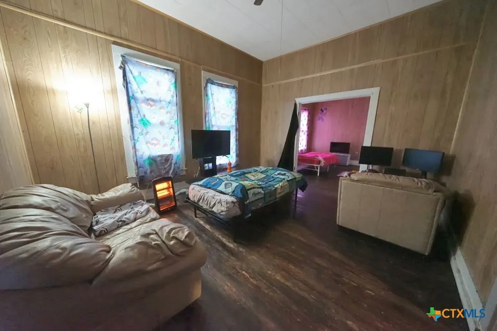 107 S Crockett Cameron, TX 76520