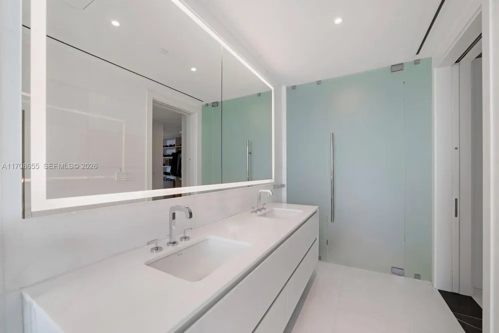 300 Biscayne Blvd Way #4703 Miami, FL 33131