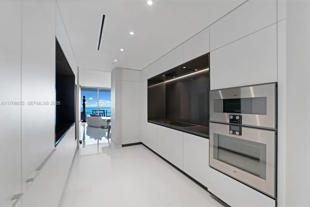 300 Biscayne Blvd Way #4703 Miami, FL 33131