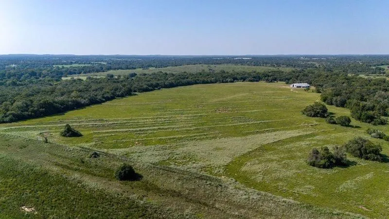 6417 County Road 240 Waelder, TX 78959