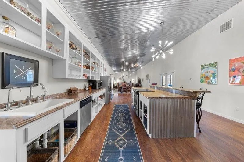 6417 County Road 240 Waelder, TX 78959