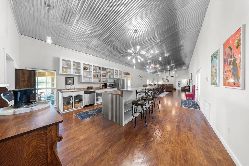 6417 County Road 240 Waelder, TX 78959