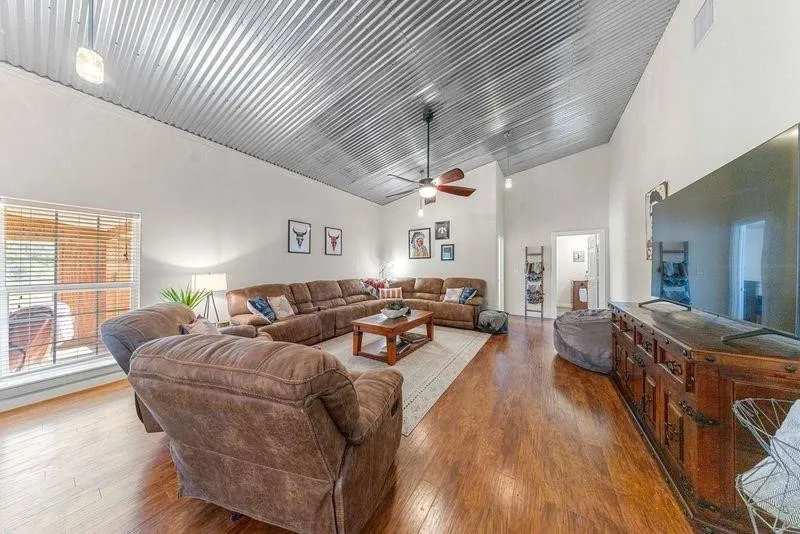 6417 County Road 240 Waelder, TX 78959