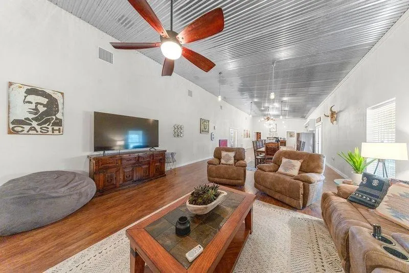6417 County Road 240 Waelder, TX 78959