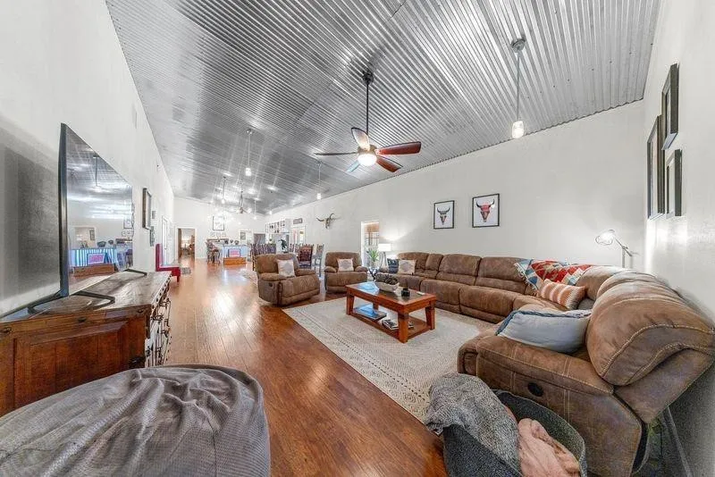 6417 County Road 240 Waelder, TX 78959
