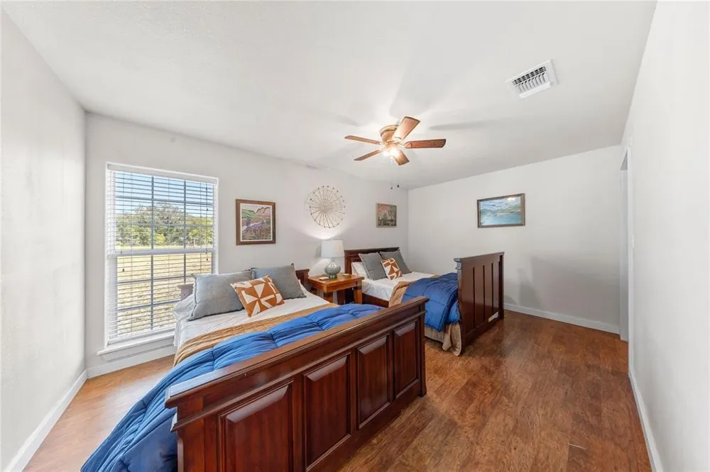6417 County Road 240 Waelder, TX 78959