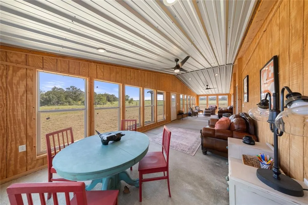 6417 County Road 240 Waelder, TX 78959