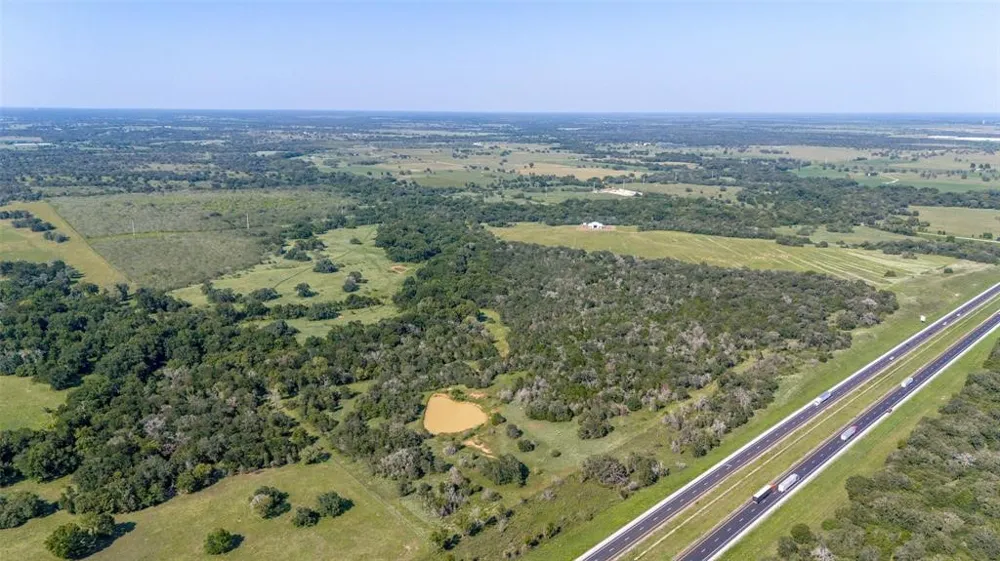 6417 County Road 240 Waelder, TX 78959
