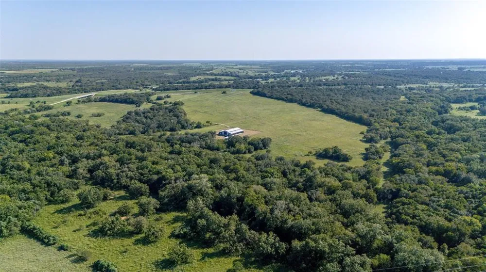 6417 County Road 240 Waelder, TX 78959