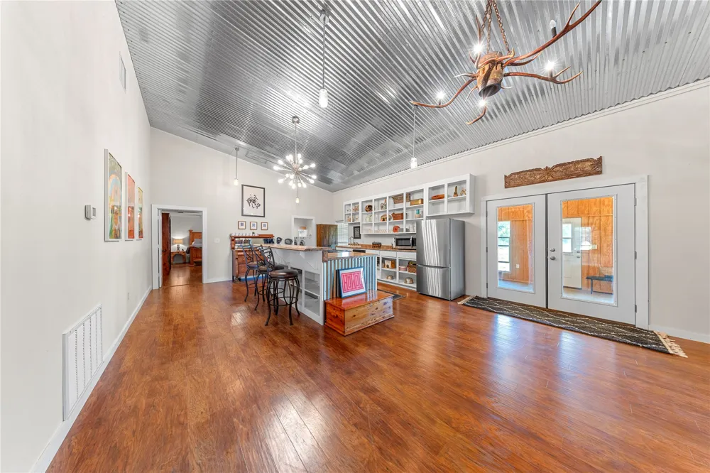 6417 County Road 240 Waelder, TX 78959