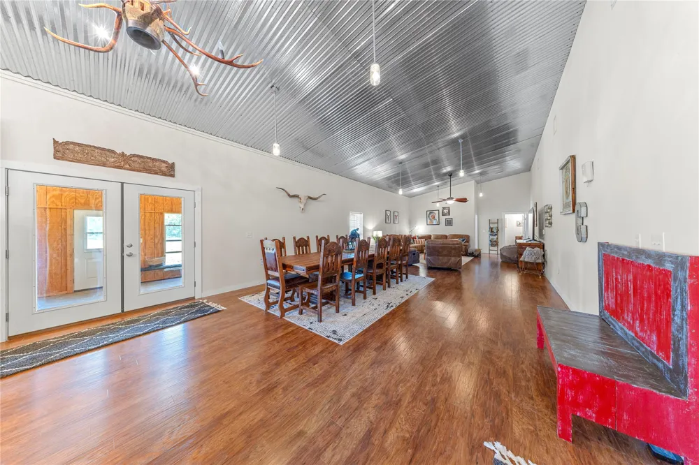 6417 County Road 240 Waelder, TX 78959