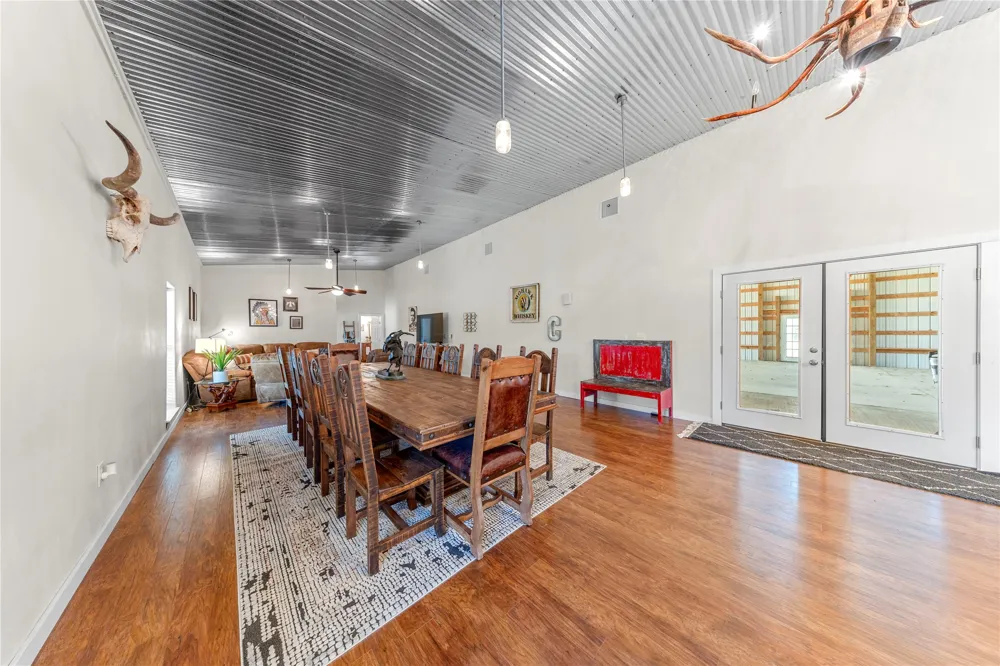 6417 County Road 240 Waelder, TX 78959