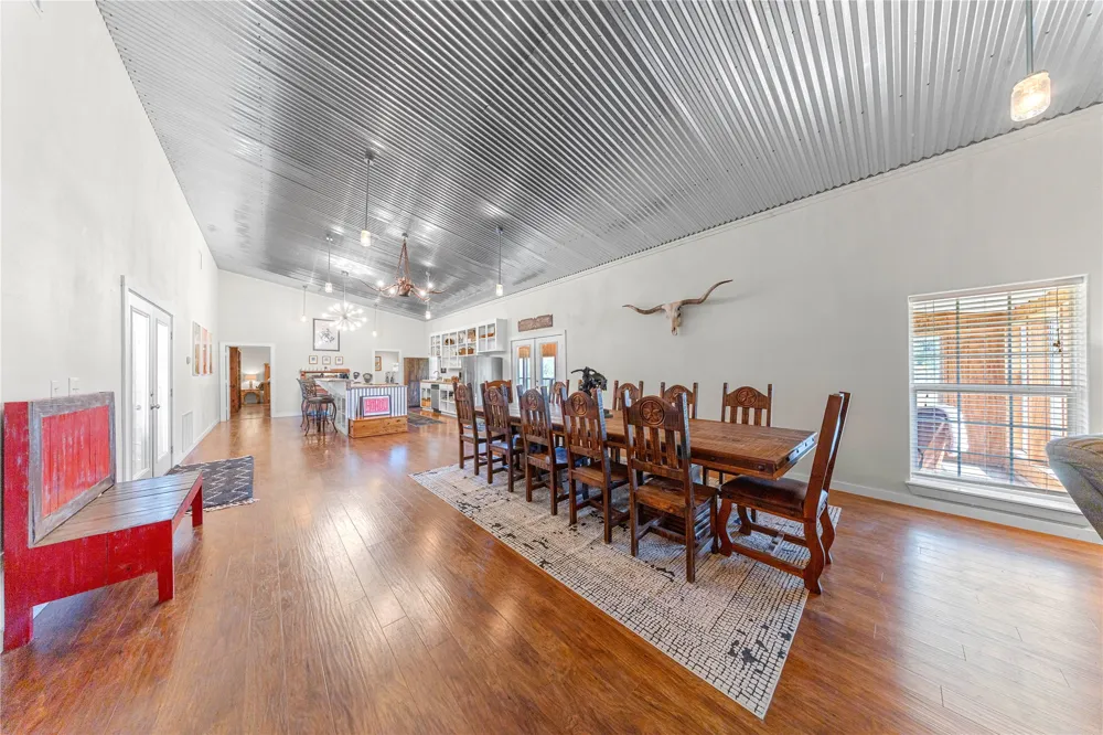 6417 County Road 240 Waelder, TX 78959