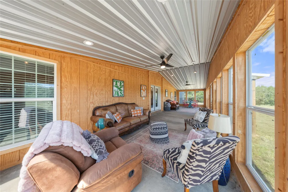 6417 County Road 240 Waelder, TX 78959