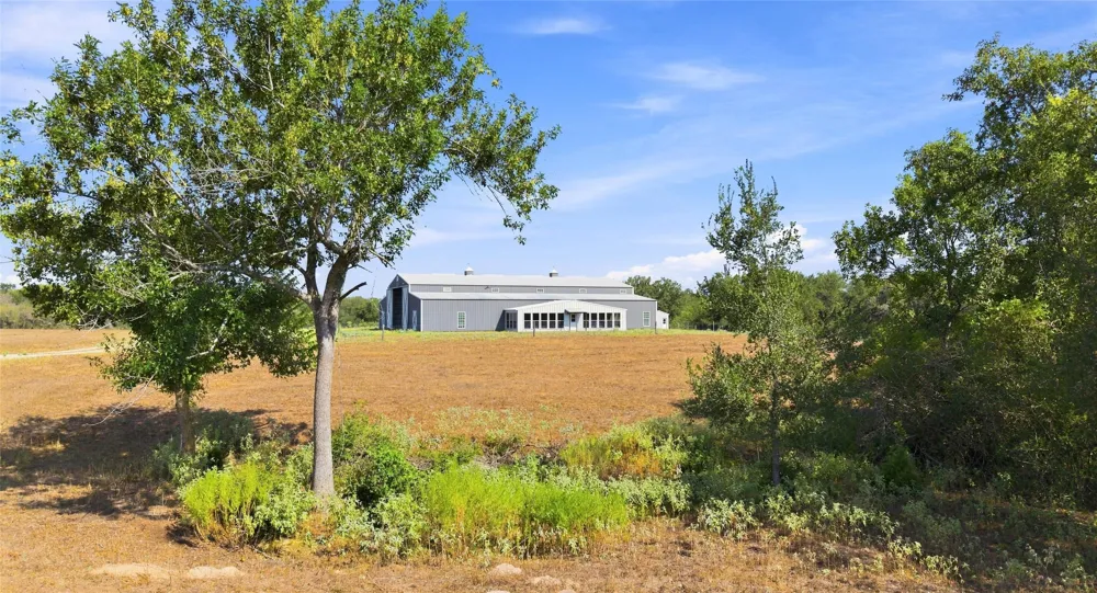 6417 County Road 240 Waelder, TX 78959