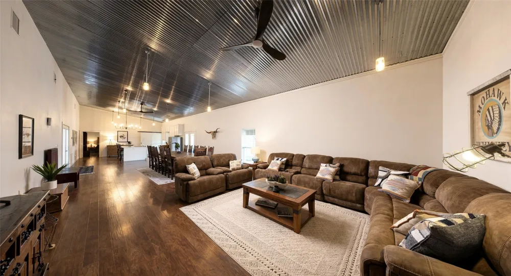 6417 County Road 240 Waelder, TX 78959
