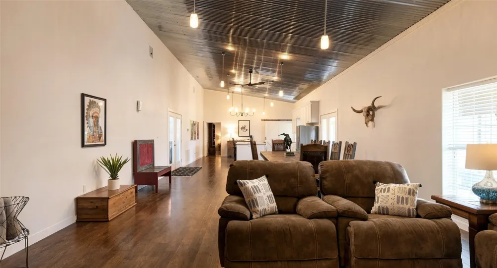 6417 County Road 240 Waelder, TX 78959