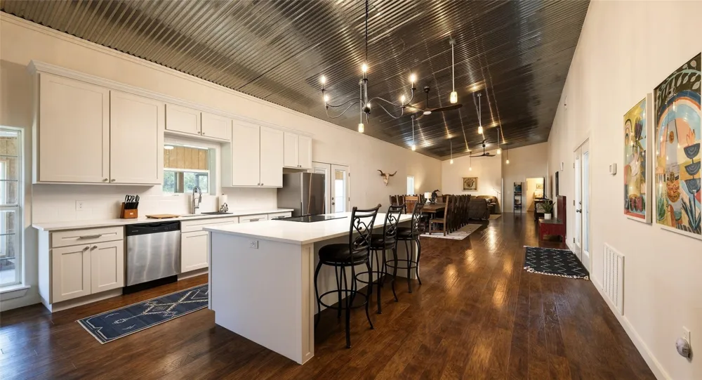 6417 County Road 240 Waelder, TX 78959