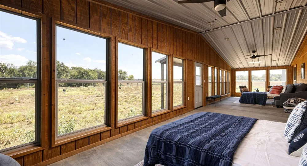 6417 County Road 240 Waelder, TX 78959