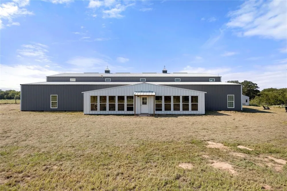 6417 County Road 240 Waelder, TX 78959