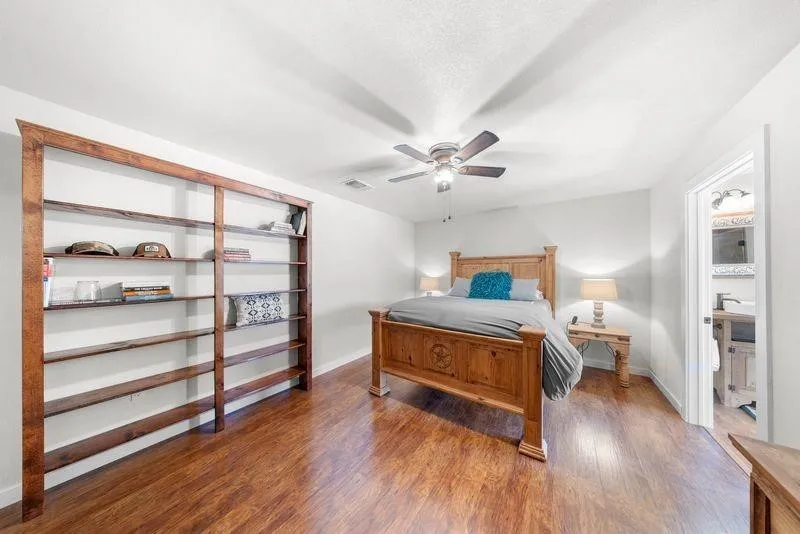 6417 County Road 240 Waelder, TX 78959