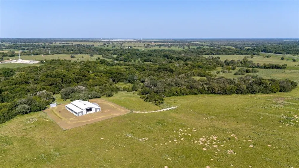 6417 County Road 240 Waelder, TX 78959