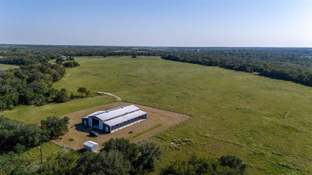 6417 County Road 240 Waelder, TX 78959
