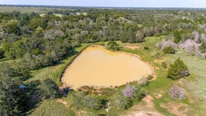 6417 County Road 240 Waelder, TX 78959