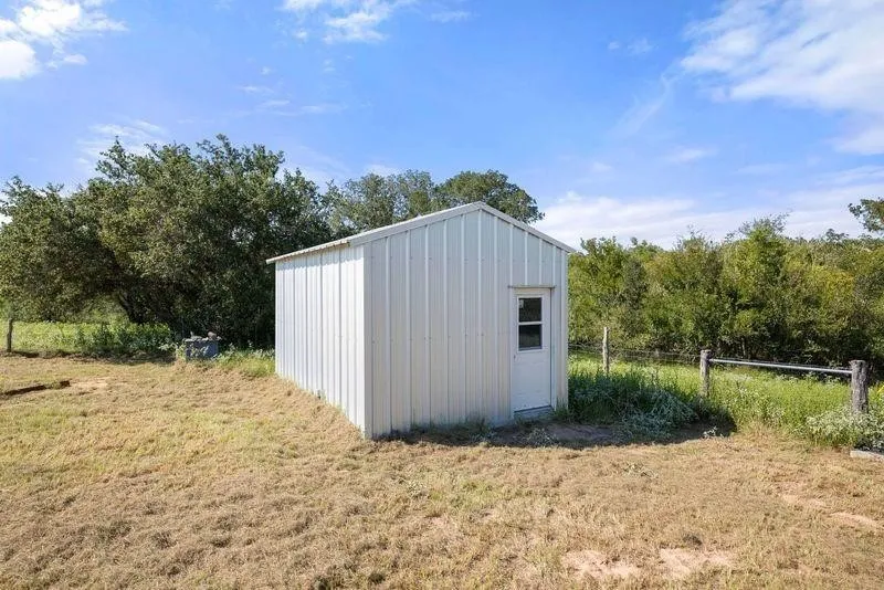 6417 County Road 240 Waelder, TX 78959