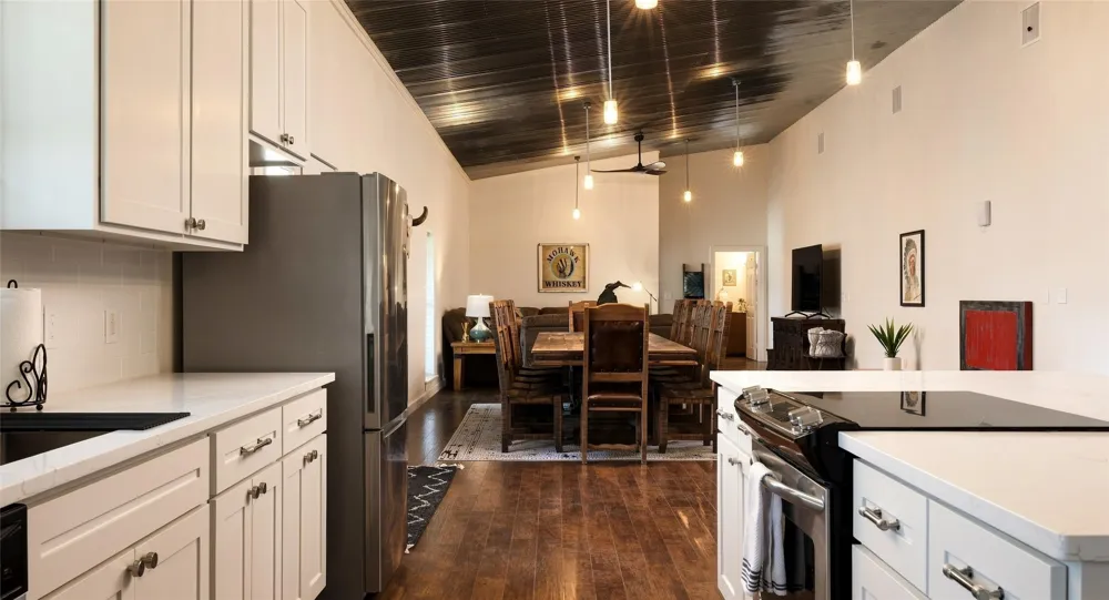 6417 County Road 240 Waelder, TX 78959