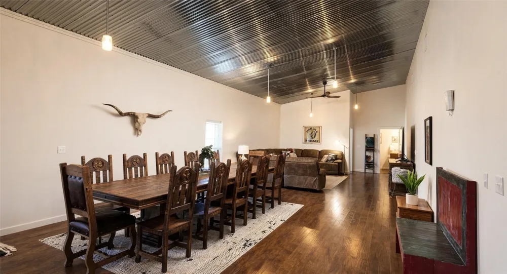 6417 County Road 240 Waelder, TX 78959