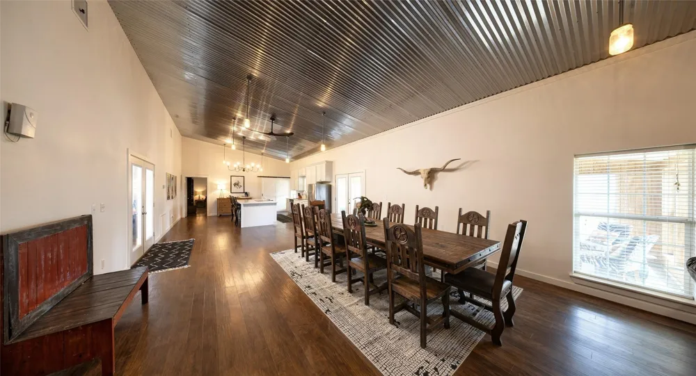 6417 County Road 240 Waelder, TX 78959